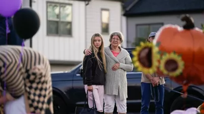 Community members gather near an impromptu memorial at Silver Rail Elementary School, the day after a shooting, in Bend, Oregon, U.S., October 16, 2026. REUTERS/David Ryder / Foto: David Ryder
