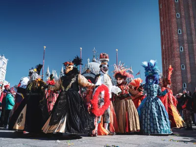 Venice, Italy - March 01, 2025: Participants in stunning costumes gather in St Marks Square, showcasing elaborate masks during the lively Venice carnival festivities. / Foto: Dave Primov