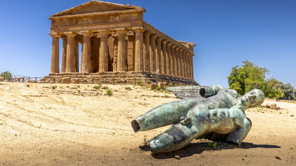 Agrigento, Sicily, Italy - July 12, 2020: Valley of Temples, Agrigento Sicily in Italy. Icarus bronze statue / Foto: Jerome Labouyrie