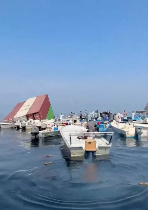 Containers float in the water after a vessel sank near the Strait of Hormuz off the coast of Oman, in this still image obtained from a social media video, released October 14, 2026. Social Media/via REUTERS THIS IMAGE HAS BEEN SUPPLIED BY A THIRD PARTY. NO RESALES. NO ARCHIVES. NEWS USE ONLY. REFILE - CORRECTING FROM "SINGAPORE-FLAGGED GFS PRIDE" TO "A VESSEL". VERIFICATION: - Shape of the mountain matched the topography mapping of the area - Satellite image captured on October 14 showed containers floating at sea in the same area - Identity of the vessel could not be independently verified - Exact time when the video was filmed not verified but no older version found posted online before October 14 - Iran's IRIB News Agency, citing IRGC Navy, reported that a vessel carrying over 2500 containers sank on the morning of October 14 after being struck by a naval mine in the south of Strait of Hormuz The Maritime and Port Authority of Singapore (MPA) said in a statement on Wednesday that vessel GFS PRIDE had sunk after fire on board. / Foto: Social Media
