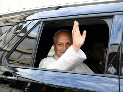 Pope Leo waves as he leaves Gemelli Hospital following his lung surgery and cancer diagnosis, in Rome, Italy, October 17, 2026.  Vatican Media/Simone Risoluti/&shy;Handout via REUTERS  ATTENTION EDITORS - THIS IMAGE WAS PROVIDED BY A THIRD PARTY.