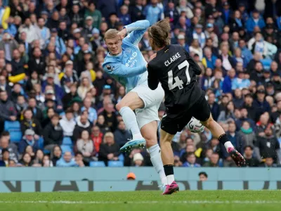 Soccer Football - Premier League - Manchester City v Ipswich Town - Etihad Stadium, Manchester, Britain - October 17, 2026 Manchester City's Erling Haaland in action with Ipswich Town's Jack Clarke REUTERS/Ian Hodgson EDITORIAL USE ONLY. NO USE WITH UNAUTHORIZED AUDIO, VIDEO, DATA, FIXTURE LISTS, CLUB/LEAGUE LOGOS OR 'LIVE' SERVICES. ONLINE IN-MATCH USE LIMITED TO 120 IMAGES, NO VIDEO EMULATION. NO USE IN BETTING, GAMES OR SINGLE CLUB/LEAGUE/PLAYER PUBLICATIONS. PLEASE CONTACT YOUR ACCOUNT REPRESENTATIVE FOR FURTHER DETAILS..