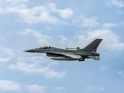 Lovsko letalo F-16 med leto. 
