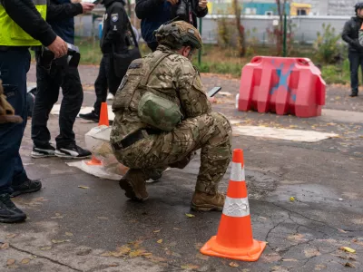 Pregled posledic padca drona. Slika je simbolična.