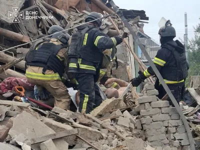 SENSITIVE MATERIAL. THIS IMAGE MAY OFFEND OR DISTURB Rescuers evacuate a resident found under debris of a private house damaged by a Russian air strike, amid Russia's attack on Ukraine, in the frontline city of Sloviansk, Ukraine in this handout picture released October 18, 2026. Press service of the State Emergency Service of Ukraine in Donetsk region/Handout via REUTERS THIS IMAGE HAS BEEN SUPPLIED BY A THIRD PARTY. MANDATORY CREDIT. WATERMARK FROM SOURCE. BEST QUALITY AVAILABLE.