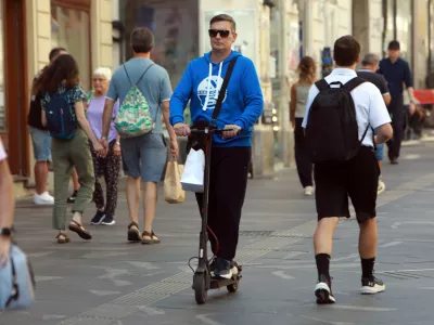 6.08.2026 - promet, varnost v prometu, kolo, skiro, telefon, čeladaFoto: Tomaž Skale