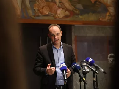 Ljubljana, DZ.Izjava za medije ministra za gospodarstvo Anzeta Logarja ob robu redne seje DZ.
