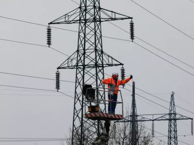 Maribor - Radvanje - Gospodarstvo - Energetika - Elektrika - Električna energija - dodatki - izplačilo dodatka - električni &scaron;tevec - porabe električne energije - nočni tok - dnevni - položnice za elektriko - dvig cen - cene - Ilustracija - Tematika - energetika - električna energija - elektrika - proizvodnja elektrike - daljnovodi - daljnovod - objekti - omrežnina - izračun omrežnine - položnice za elektriko - položnica - Objekti - Proizvodnja - Avtor: Andrej Petelin&scaron;ek