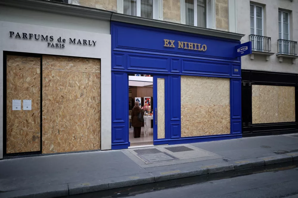 FILE PHOTO: View of shops with display windows protected by wooden panels days after nationwide protests against the cost of living and rising fuel prices in Paris, France, October 21, 2026. REUTERS/Stephane Mahe/File Photo / Foto: Stephane Mahe