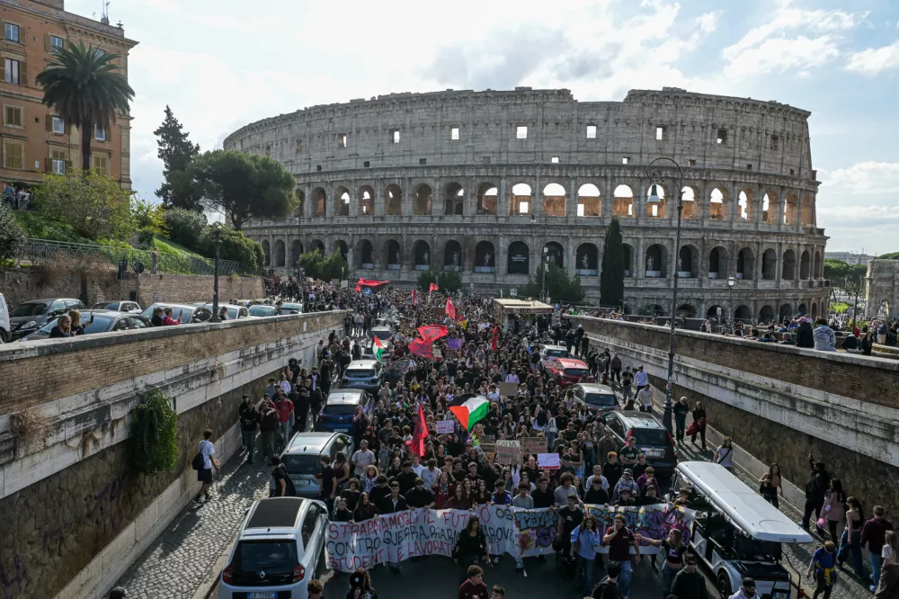 Demonstrators march past the ancient Colosseum during a nationwide general strike called by grassroots unions in Rome, Friday, Oct. 30, 2026. (Valentina Stefanelli/LaPresse via AP) / Foto: Valentina Stefanelli
