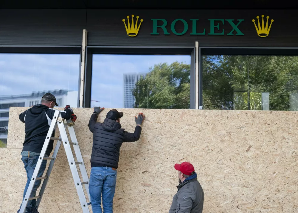 Tradespeople are barricading the storefronts of luxury shops in downtown Frankfurt, Germany, Friday, Oct. 30, 2026, on the day before the planned large-scale "GEN-Z" demonstration. (Boris Roessler/dpa via AP) / Foto: Boris Roessler