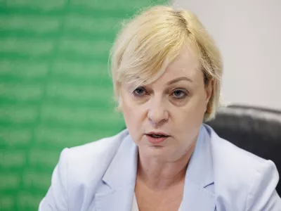 Ljubljana, ZRSZ.Novinarska konferenca Zavoda RS za zaposlovanje (ZRSZ), na kateri so predstavili interventne ukrepe za odpravo posledic poplav, v okviru katerih je delodajalcem pri zavodu omogoceno uveljavljanje povracila nadomestila place zaradi visje sile ali cakanja na delo, ter pogoje in postopke uveljavljanja povracila.V. d. generalne direktorice ZRSZ Greta Metka Barbo Skerbinc.