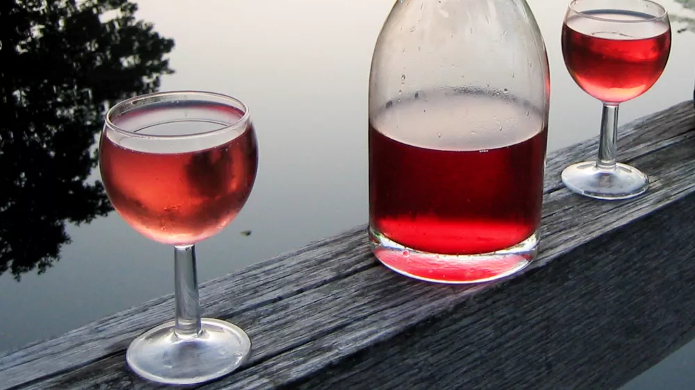 Cviček- vino - kozarec, 