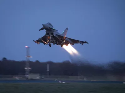 HANDOUT - 24 February 2022, United Kingdom, London: A handout picture issued by the UK Ministry of Defence shows a RAF Eurofighter Typhoon jet taking of from the Royal Air Force Coningsby as UK forces are deployed in eastern Europe to bolster NATO's eastern front. Photo: Sac Maryanne Williams Raf/UK Ministry of Defence via PA Wire/dpa - ACHTUNG: Nur zur redaktionellen Verwendung und nur mit vollst&auml;ndiger Nennung des vorstehenden Credits