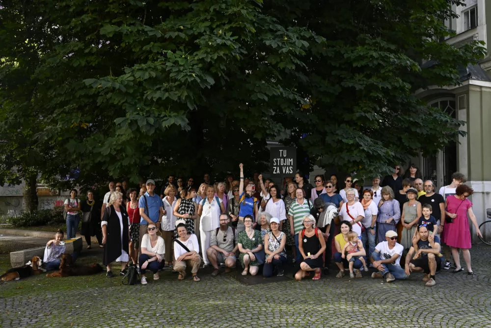 - skupinska fotografija podpornikov ohranitve kostanja pred kmalu podrtim drevesom - 04.07.2023 - Napovedan posek kostanja zaradi načrtovane obnove SNG Drama je v javnosti sprožil velik odziv - zaradi poseka je nastala peticija &raquo;Kostanja pred Dramo ne damo&laquo;, ki jo je podpisalo več kot 1200 oseb. //FOTO: Nik Erik Neubauer
