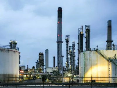 FILE PHOTO: FILE PHOTO: Oiltanks and chimneys at ExxonMobil refining and petrochemicals platform in Rotterdam, Netherlands April 9, 2026. REUTERS/Piroschka van de Wouw/File Photo/File Photo