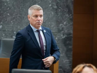 Ljubljana, DZ.Zacetek redne seje DZ s poslanskimi vprasanji vladnim predstavnikom.Minister za obrambo Valentin Hajdinjak.