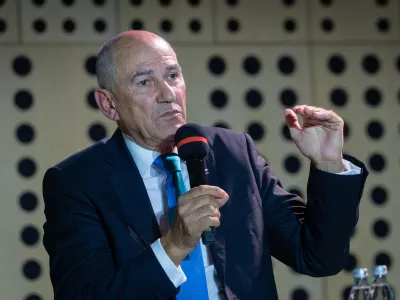 Brdo pri Kranju.Vrh slovenskega gospodarstva v organizaciji GZS.Pogovor s predsednikom vlade Janezom Janso o konkretnih nacrtih, ki jih ima vlada za razvoj in stabilizacijo poslovnega okolja.