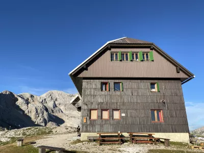 Staničev dom pod Triglavom, gorska koča, poleti