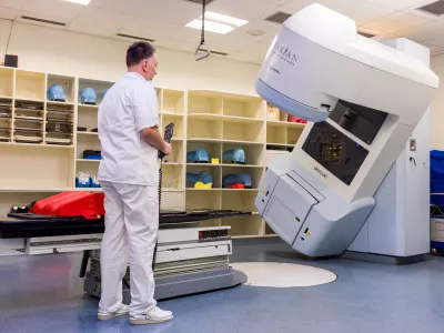 - Sektor radioterapije - Linearni pospe&scaron;evalnik Varian za obsevanja s fotoni in elektron - termoplastična maska za obsevanjei - radioterapija - obsevanje - zdravljenje raka -- - - 07.03.2017 - Onkolo&scaron;ki in&scaron;titut Ljubljana (OI) - dan odprtih vrat ob Tednu boja proti raku;//FOTO: Matjaž Ru&scaron;t