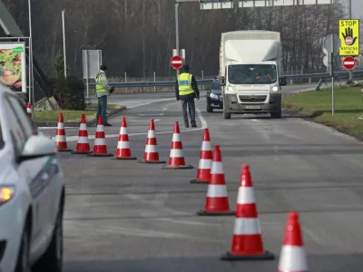 policija -  - 5.12.2013 - Avtocestno počivali&scaron;če Voklo - gorenjska avtocesta - preusmeritev prometa skozi počivali&scaron;če - kontrola cestnega prometa v kateri so sodelovali policisti, cariniki in cestninski nadzorniki DARS //FOTO: Luka Cjuha