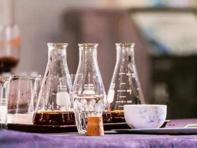 Siphon Coffee or Vacuum Coffee is full immersion tasteful, Blended smell and taste ofroasted coffee with direct contact boiled water. / Foto: Moccabunny