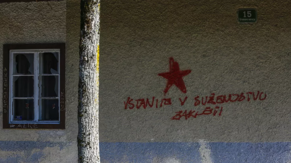 - 04.03.2016 - Grudnovo nabrežje v Ljubljani - grafit Vstanite v suženjstvo zakleti - simbolična fotografija - rdeča zvezda - ///FOTO: Luka Cjuha.