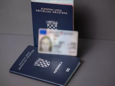 Petindvajsetletnik osebne izkaznice ni izgubil. Fotografija je simbolična. Foto: PixseIl