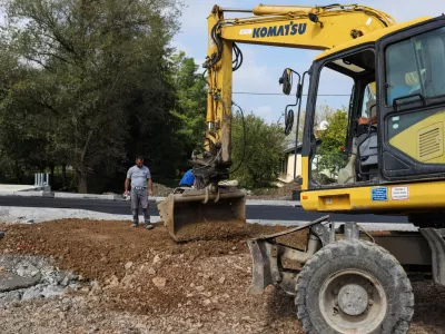 - zaključna dela na Črnova&scaron;ki cesti.- 20.09.2023 &ndash; Črna vas &ndash; obnovljena Črnova&scaron;ka cesta - občina je v okviru projekta zgradila vakuumsko fekalno kanalizacijo, uredila vodovodno omrežje, zgradila pločnike in kolesarske steze ter prenovila cesti&scaron;če //FOTO: Bojan VelikonjaOPOMBA: REPORTAŽA ZA OBJEKTIV 2023