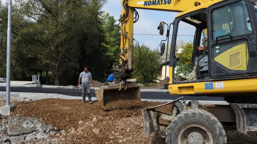- zaključna dela na Črnova&scaron;ki cesti.- 20.09.2023 &ndash; Črna vas &ndash; obnovljena Črnova&scaron;ka cesta - občina je v okviru projekta zgradila vakuumsko fekalno kanalizacijo, uredila vodovodno omrežje, zgradila pločnike in kolesarske steze ter prenovila cesti&scaron;če //FOTO: Bojan VelikonjaOPOMBA: REPORTAŽA ZA OBJEKTIV 2023