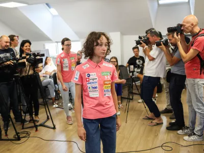 - Nika Prevc,- 07.09.2026. - Tiskovna konferenca smučarjev in smučark skakalk pred začetkom sezone v smučarskih skokih in poletih.