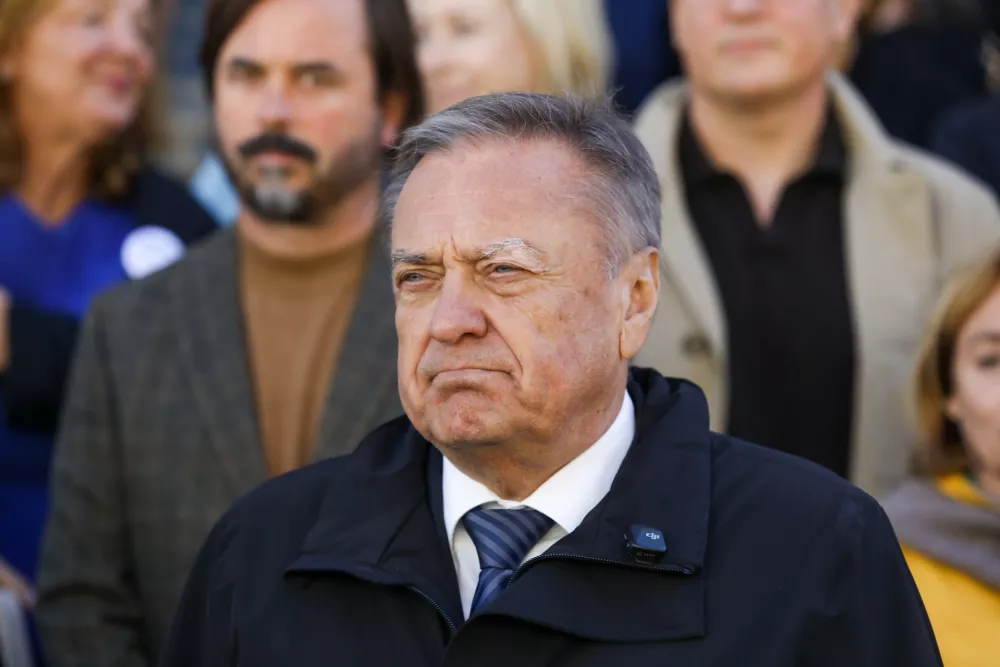 Zoran Jankovič13.10.2026 -- kandidat za župana Mestne občine Ljubljana Zoran Janković skupaj s članicami in člani Liste Zorana Jankovića vložil kandidature za župana, mestni svet Mestne občine Ljubljana in svete četrtnih skupnosti.Foto: Luka Cjuha​ / Foto: Luka Cjuha