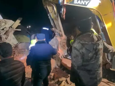 Emergency services personnel coordinate rescue efforts following an earthquake, at a location given as Nagqu, Tibet Autonomous Region, China in this still image from video released October 23, 2026.  Nagqu Police Department/Handout via REUTERS  THIS IMAGE HAS BEEN SUPPLIED BY A THIRD PARTY. MANDATORY CREDIT. NO RESALES. NO ARCHIVES.