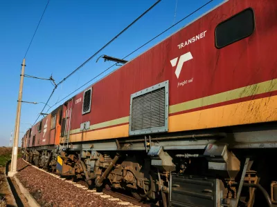 The locomotive of a Transnet SOC Ltd. freight train transports wagons of coal from the Mafube open-cast coal mine, operated by Exxaro Resources Ltd. and Thungela Resources Ltd., towards Richard's Bay coal terminal, in Mpumalanga, South Africa on Thursday, Sept. 29, 2022. South Africa relies on coal to generate more than 80% of its electricity, and has been subjected to intermittent outages since 2008 because state utility Eskom Holdings SOC Ltd. can't meet demand from its old and poorly maintained plants. Photographer: Waldo Swiegers/Bloomberg via Getty Images / Foto: Bloomberg