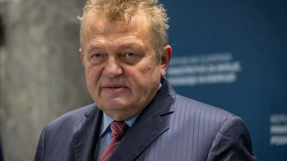 Ljubljana, ministrstvo.Novinarska konferenca o pozivu vlade vodstvu Agencije za energijo k spremembi metodologije obracunavanja omreznine.Direktor druzbe Eles Aleksander Mervar.