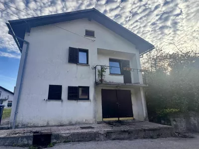 Hi&scaron;a blizu Postojne, v kateri naj bi 22. oktobra 2026 47-letni mo&scaron;ki umoril svojo 74-letno mamo. 