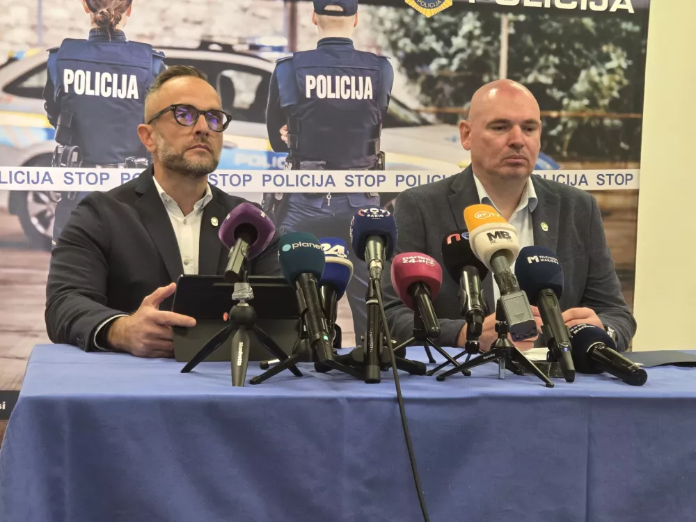 Maribor, Policijska uprava Maribor.Novinarska konferenca Policijske uprave Maribor, na kateri so predstavili ugotovitve kriminalisticne preiskave s podrocja trgovine z ljudmi.Vodja oddelka za kriminalne zdruzbe pri upravi kriminalisticne policije Bojan Irsic in vodja mariborskih kriminalistov Stanislav Vidovic.