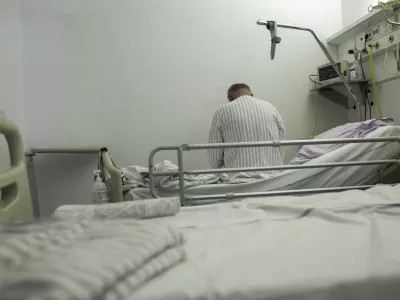 - simbolična fotografija - zdravstvo - pacient - bolezen - starost -  - 04.06.2015 - Univerzitetni klinični center v Ljubljani - Internistična prva pomoč (IPP), specialistična služba, del Urgentnega bloka Univerzitetnega kliničnega centra v Ljubljani - Urgentni blok UKC - urgenca -  ///FOTO: Luka Cjuha.