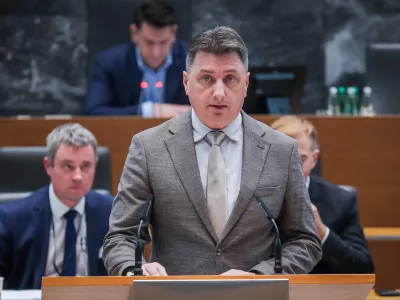 Ljubljana, DZ.Nadaljevanje redne seje DZ, na kateri so med drugim obravnavali novelo zakona o varstvu potrosnikov, novelo zakona o pravilih cestnega prometa in mandatno-volilne zadeve.Poslanec Demokratov Robert Potnik.