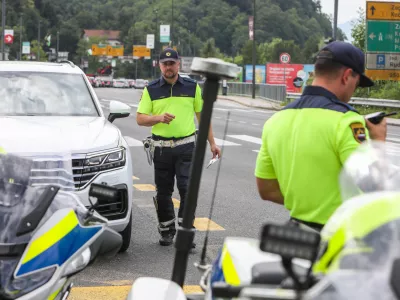 - Policist motorist, - policijska kontrola prometa,- 01.07.2026. - predstavitev preventivne kampanje #častnaprometna, s katero želi Policija udeležence v cestnem prometu spodbuditi, naj prepoznajo svoje prometne razvade in jih spremenijo v dobre navade.Robert Vehovec iz Uprave uniformirane policije na Generalni policijski upravi, je predstavil:- ključne podatke o prometni varnosti v poletnih mesecih,- najpogostej&scaron;e dejavnike tveganja za najhuj&scaron;e prometne nesreče,- namen in potek kampanje #častnaprometna,- način sodelovanja javnosti prek spletne strani kampanje,- policijske aktivnosti v poletni turistični sezoni.//FOTO: Bojan Velikonja