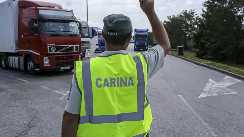 - cestni nadzor - tovorna vozila - 20.08.2014 - Finančna uprava Republike Slovenije - mobilna enota FURS Ljubljana na terenu - in&scaron;pekcijski nadzor nad zaposlovanjem in delom na črno posameznikov imenovanih &scaron;u&scaron;marjev - finančni preiskovalci - dacarji - cariniki  //FOTO: Jaka Gasar