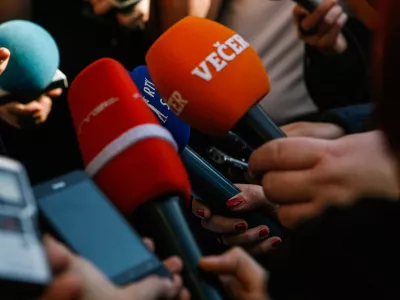 simbolična fotografija, mediji, novinarstvo, mikrofoni, televizija, TV Časopisi, Večer, Svet na kanalu A, RTV Slovenija, informativni programn  //FOTO: Bojan Velikonja