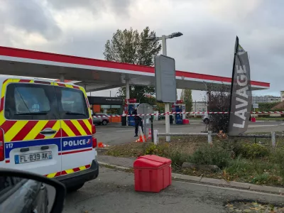 Policisti in forenzični strokovnjaki podrobno preiskujejo kraj dogodka.​ Foto: Profimedia