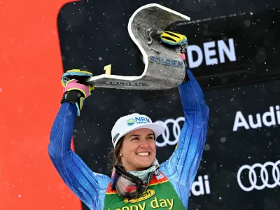 Alpine Skiing - FIS Alpine Ski World Cup - Women's Giant Slalom - Solden, Austria - October 24, 2026 Gold medallist Paula Moltzan of the U.S. celebrates on the podium after winning the women's giant slalom REUTERS/Angelika Warmuth