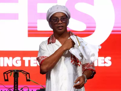 FILE PHOTO: Soccer Football - Ronaldinho to appear at Ravenna FC team presentation - Stadio Bruno Benelli, Ravenna, Italy - August 20, 2026 Ronaldinho poses as he is presented as a new player for Ravenna FC REUTERS/Ciro De Luca/File Photo / Foto: Ciro De Luca