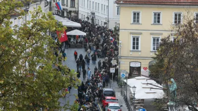 Nepopisna gneča v Ljubljani. Ali bodo lahko vsi, ki želijo, oddali svoj glas?