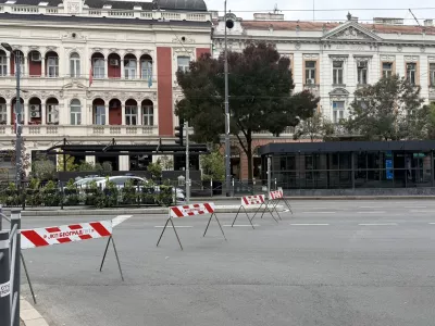 Srbija. Zaprto poslopje volilne komisije. 