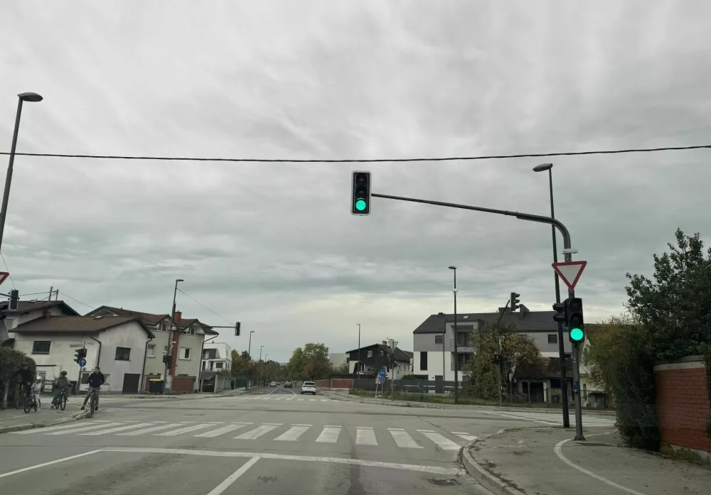 V Trnovem sta trčila avtobus in kolesar, 84-letnik na kolesu je umrl. 