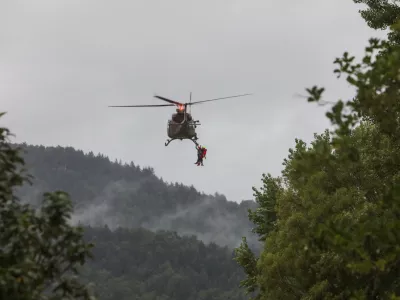 - Poplavljeno naselje Sor&scaron;ka cesta v &Scaron;kofja Loki.- Re&scaron;evanje družine iz poplavljene hi&scaron;e z voja&scaron;kim helikopterjem.- 04.08.2023. Močno deževje in hude ujme so zajele vso Slovenijo in povzročile hude poplave, plazove in zastoje v prometu..//FOTO: Bojan Velikonja
