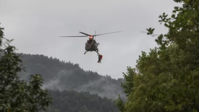 - Poplavljeno naselje Sor&scaron;ka cesta v &Scaron;kofja Loki.- Re&scaron;evanje družine iz poplavljene hi&scaron;e z voja&scaron;kim helikopterjem.- 04.08.2023. Močno deževje in hude ujme so zajele vso Slovenijo in povzročile hude poplave, plazove in zastoje v prometu..//FOTO: Bojan Velikonja